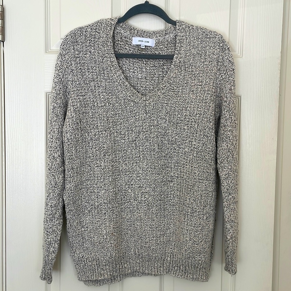 John + Jenn Women’s v neck cotton blend sweater. Size M